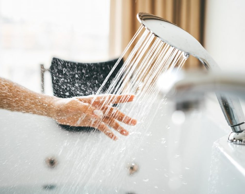 hand onder de douche hand onder de douche