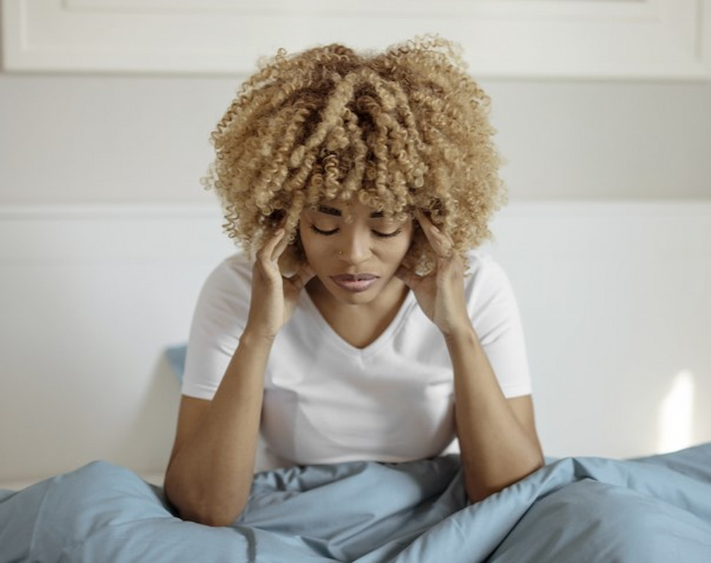 vrouw houdt haar hoofd vast vrouw houdt haar hoofd vast